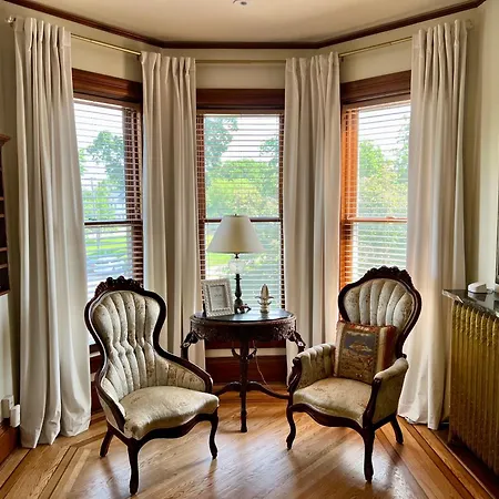 Hotel Historic Hutch House
